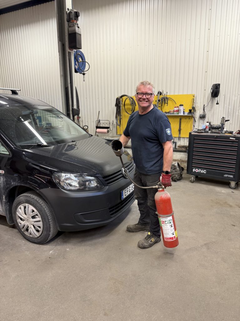 Ola mekaniker på JD Custom